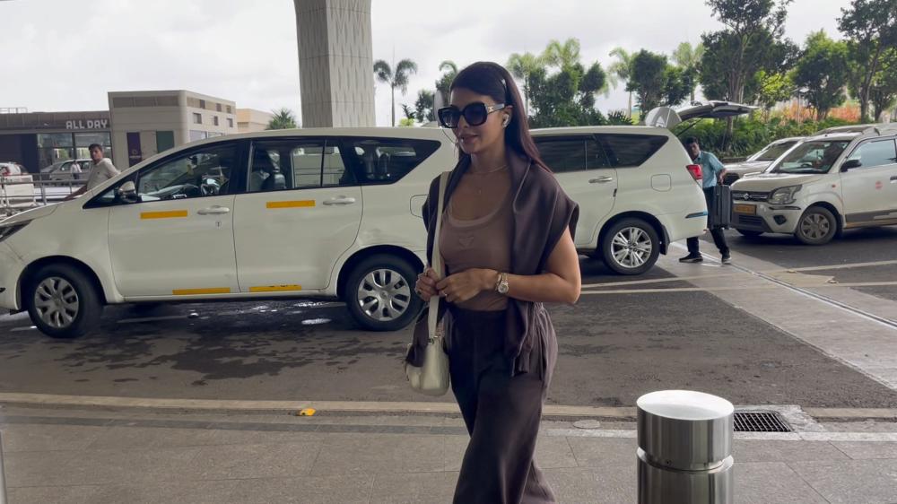 jacqueline-fernandez-was-spotted-at-the-airport-flying-out-of-mumbai